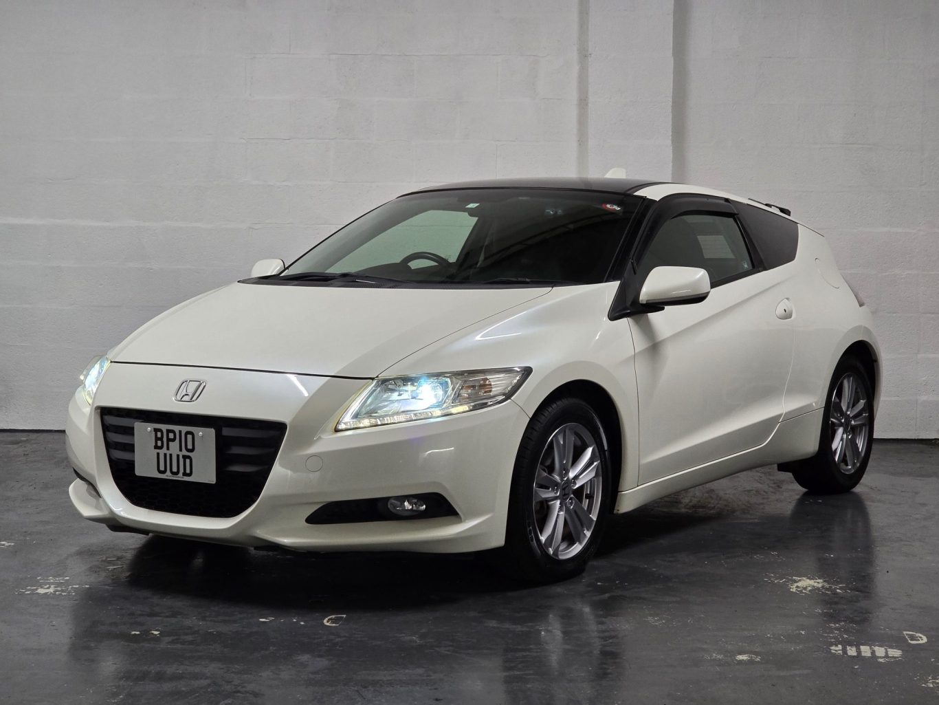 White Honda CR-Z hybrid coupe