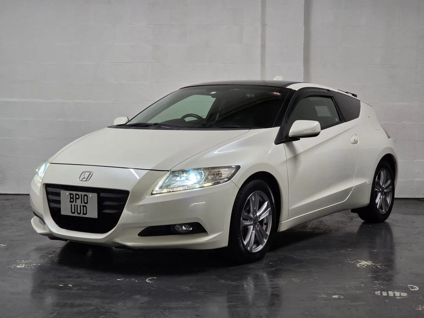 White Honda CR-Z hybrid coupe